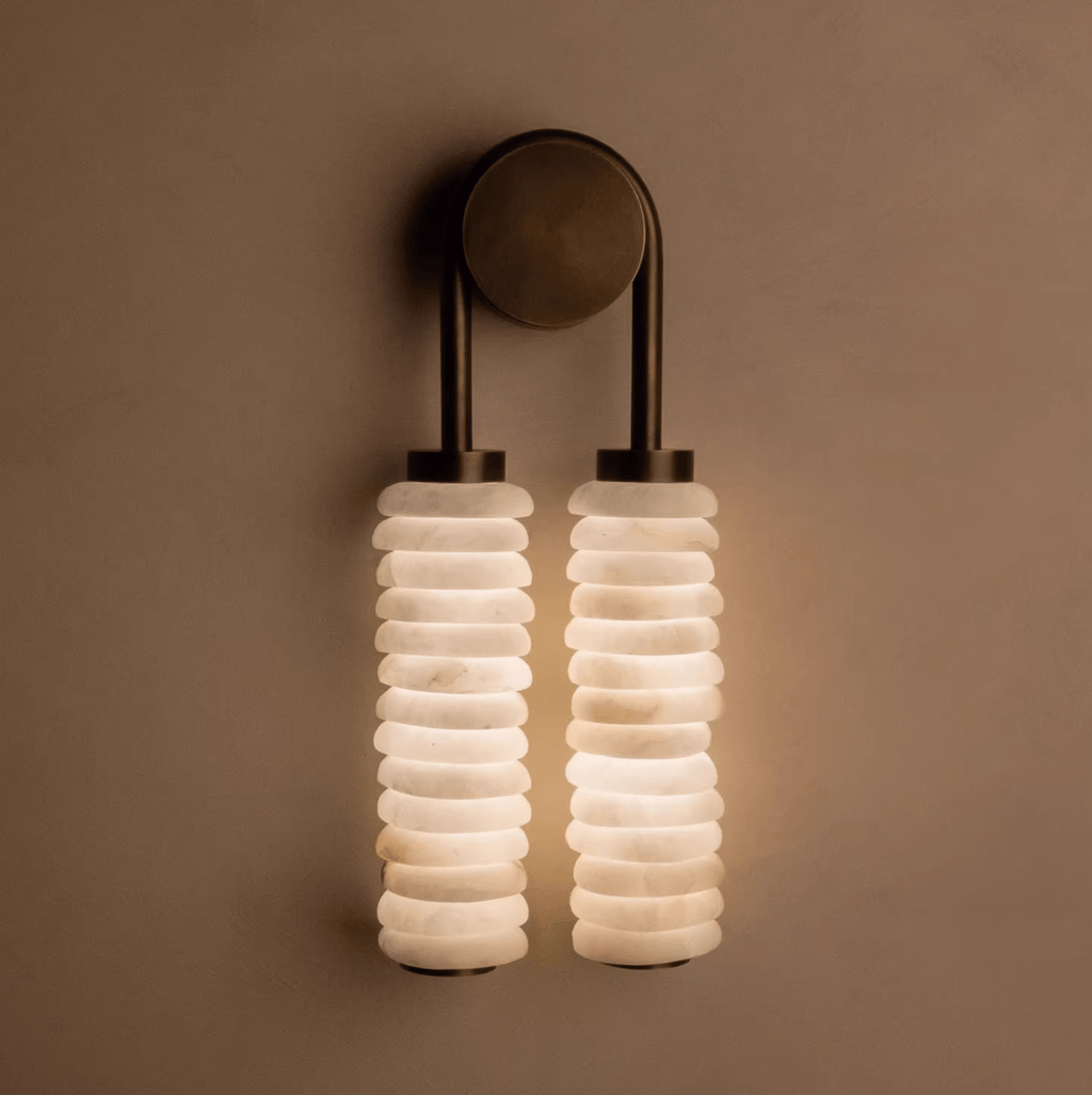 Ребристий світильник бра Calla кольору алебастру