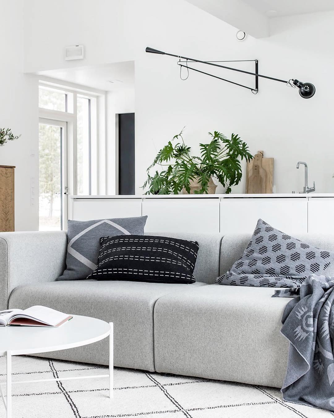 Настінний світильник з довгим кронштейном