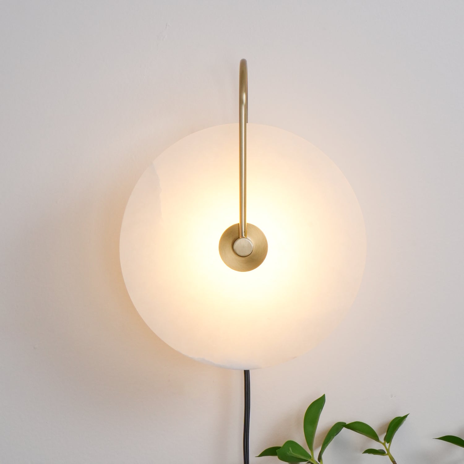Настінний світильник Alabaster LED, що вмикається в розетку