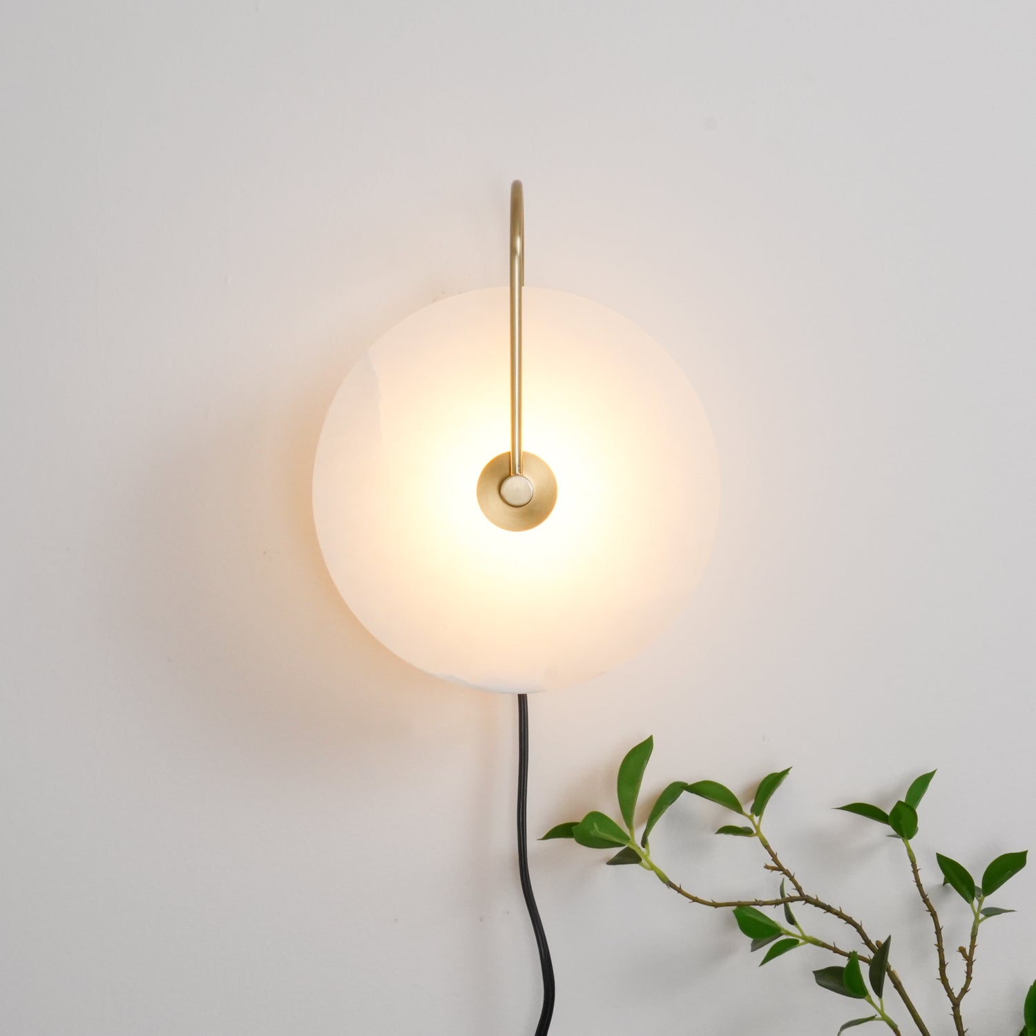 Настінний світильник Alabaster LED, що вмикається в розетку