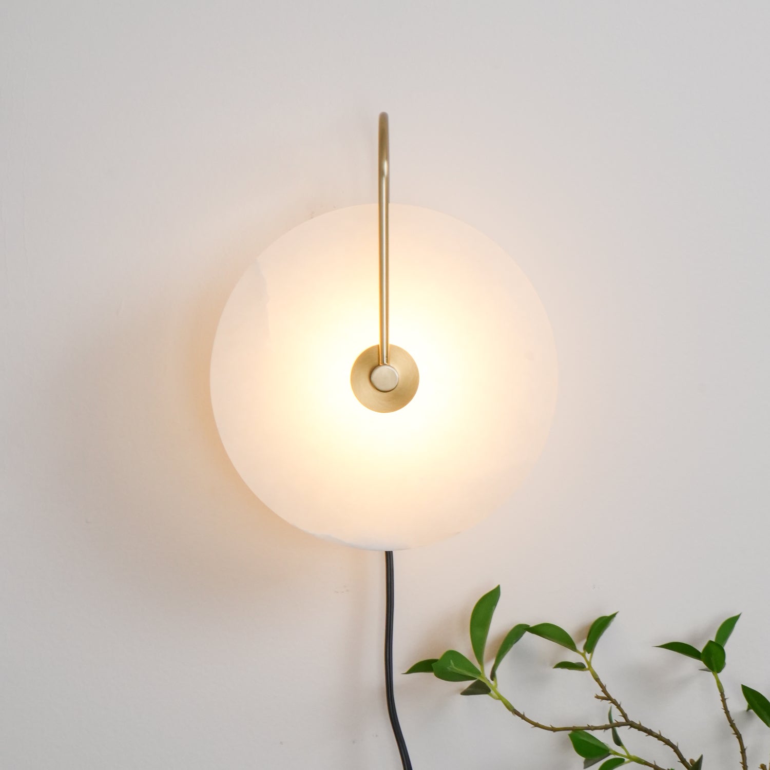 Настінний світильник Alabaster LED, що вмикається в розетку