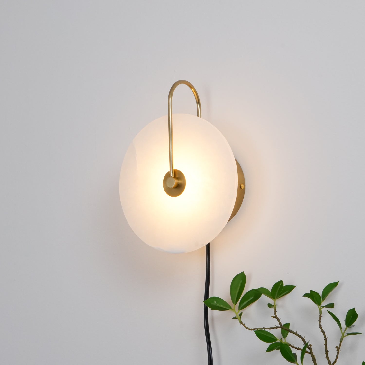 Настінний світильник Alabaster LED, що вмикається в розетку