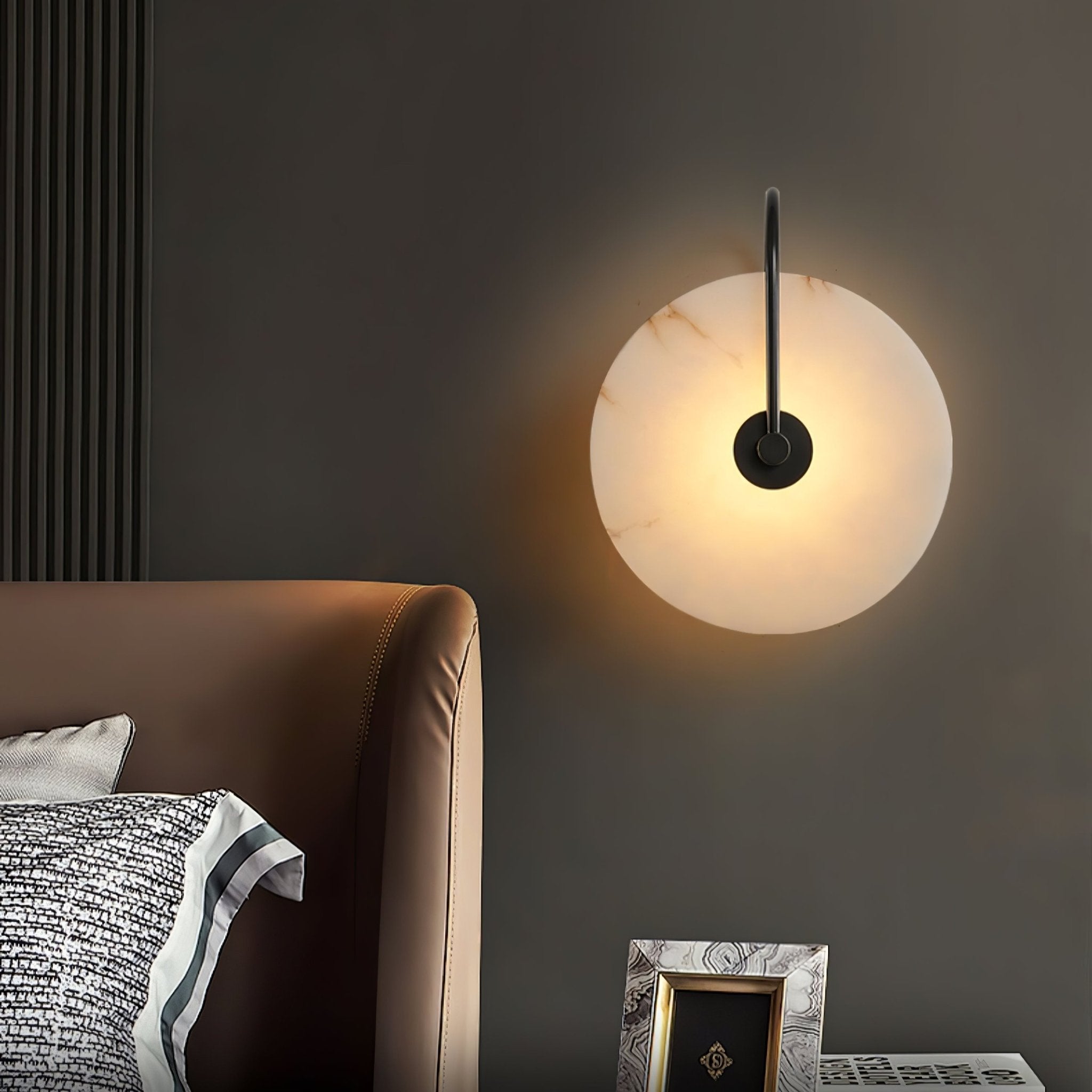 Настінний світильник Alabaster LED, що вмикається в розетку