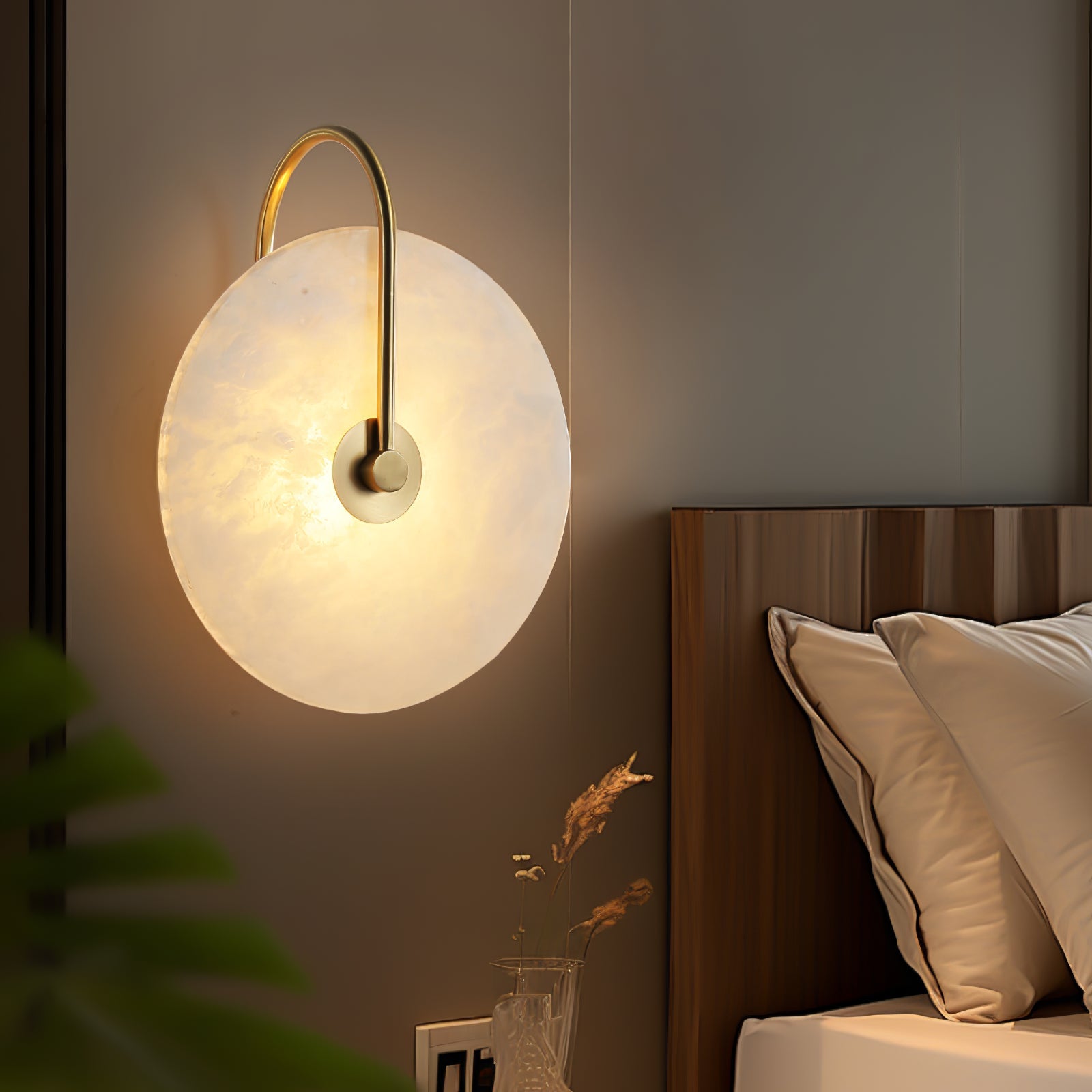 Настінний світильник Alabaster LED, що вмикається в розетку