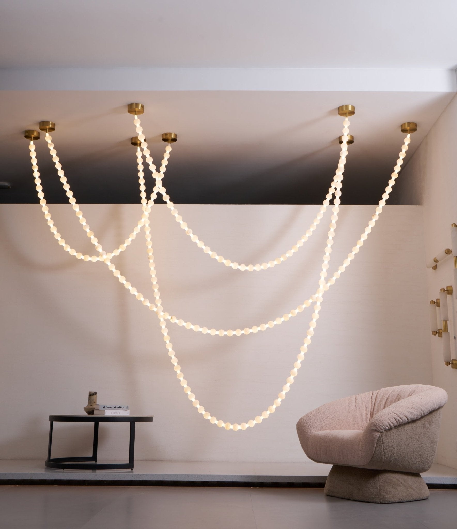 Алебастрова люстра з перловим намистом