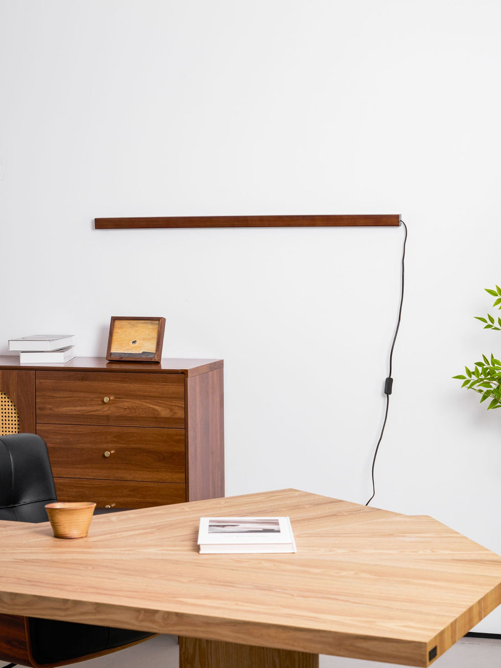 Настінний світильник Arlo Linear Wood Plug-in