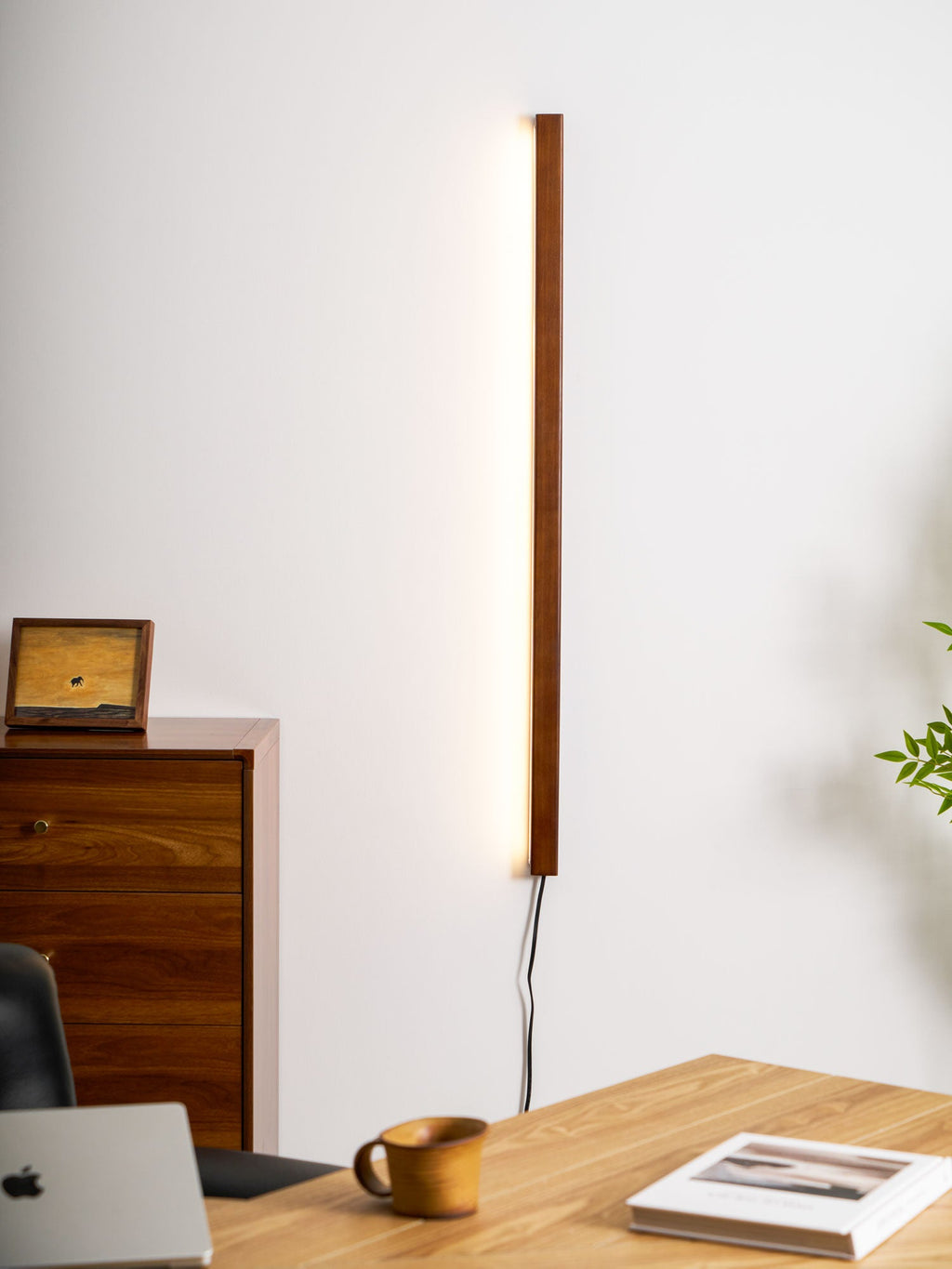 Настінний світильник Arlo Linear Wood Plug-in
