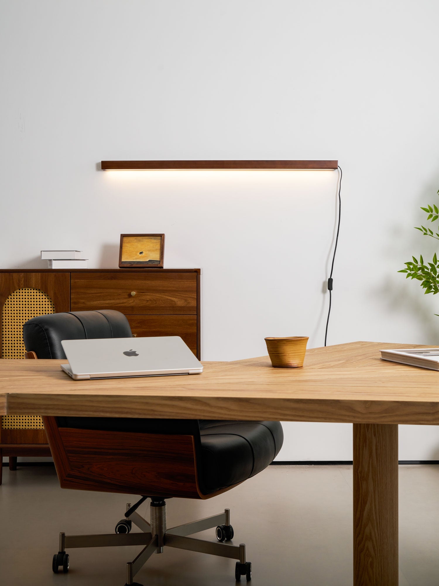 Настінний світильник Arlo Linear Wood Plug-in