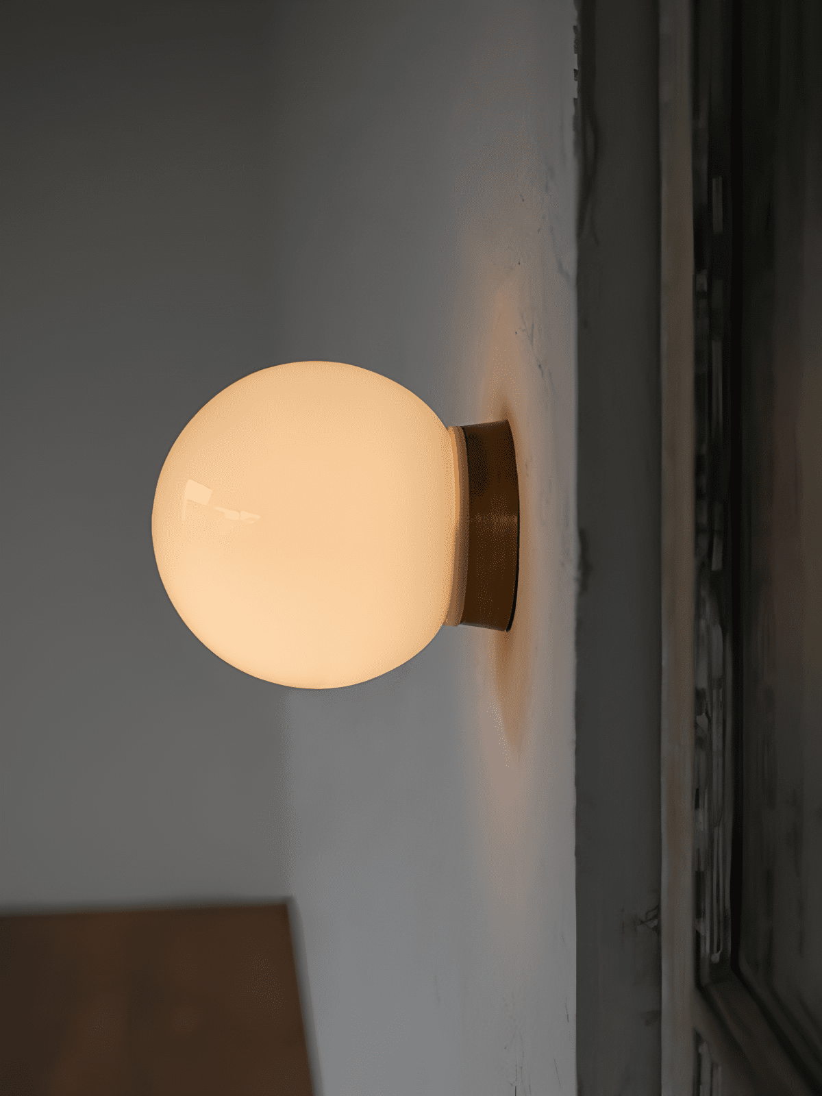 Настінний світильник Aura Globe зі скла
