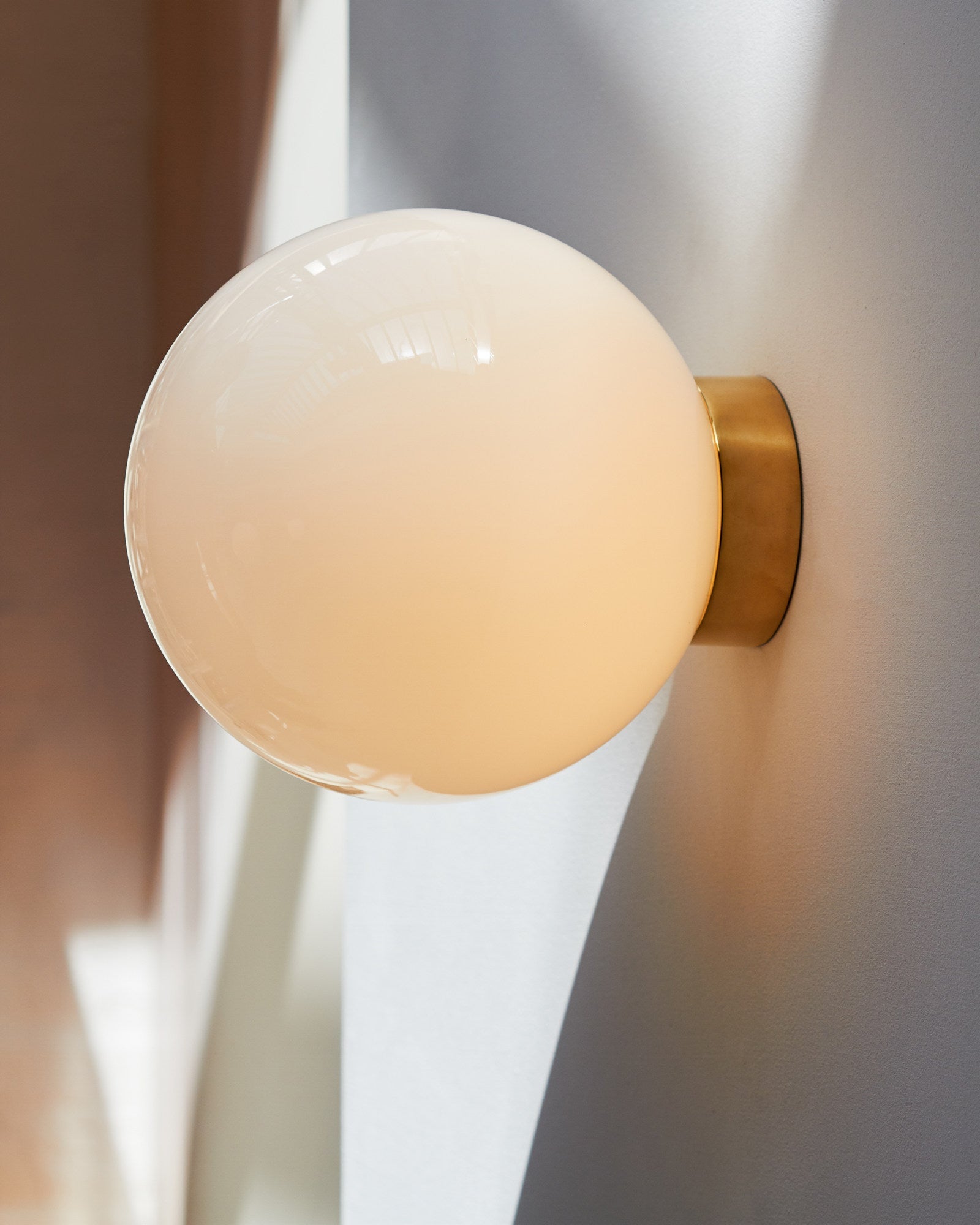 Настінний світильник Aura Globe зі скла