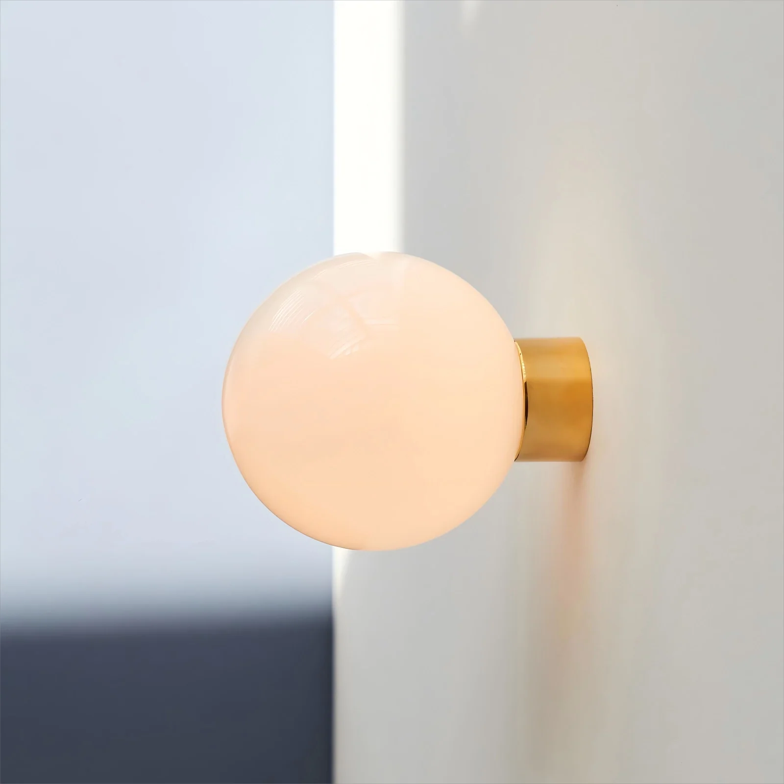 Настінний світильник Aura Globe зі скла