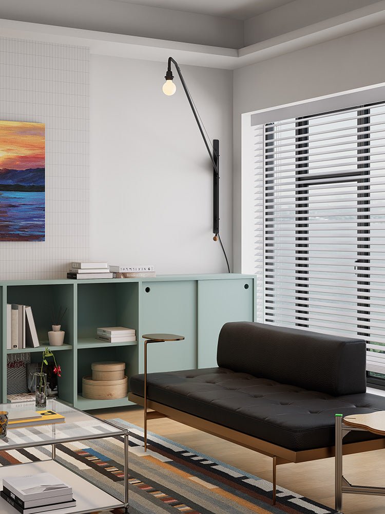Чорний настінний світильник з довгим кронштейном