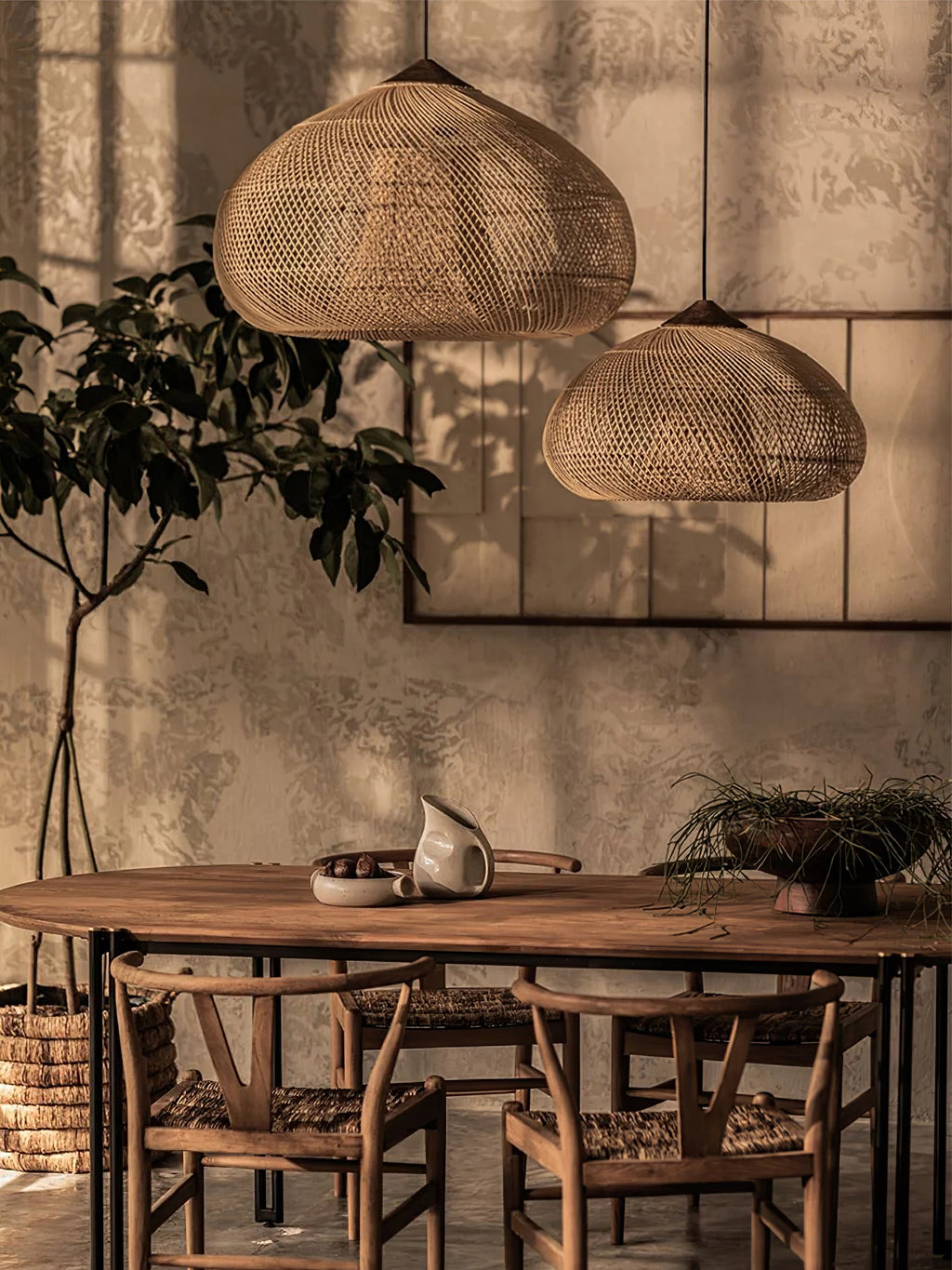 Підвісний світильник із плетеного ротанга