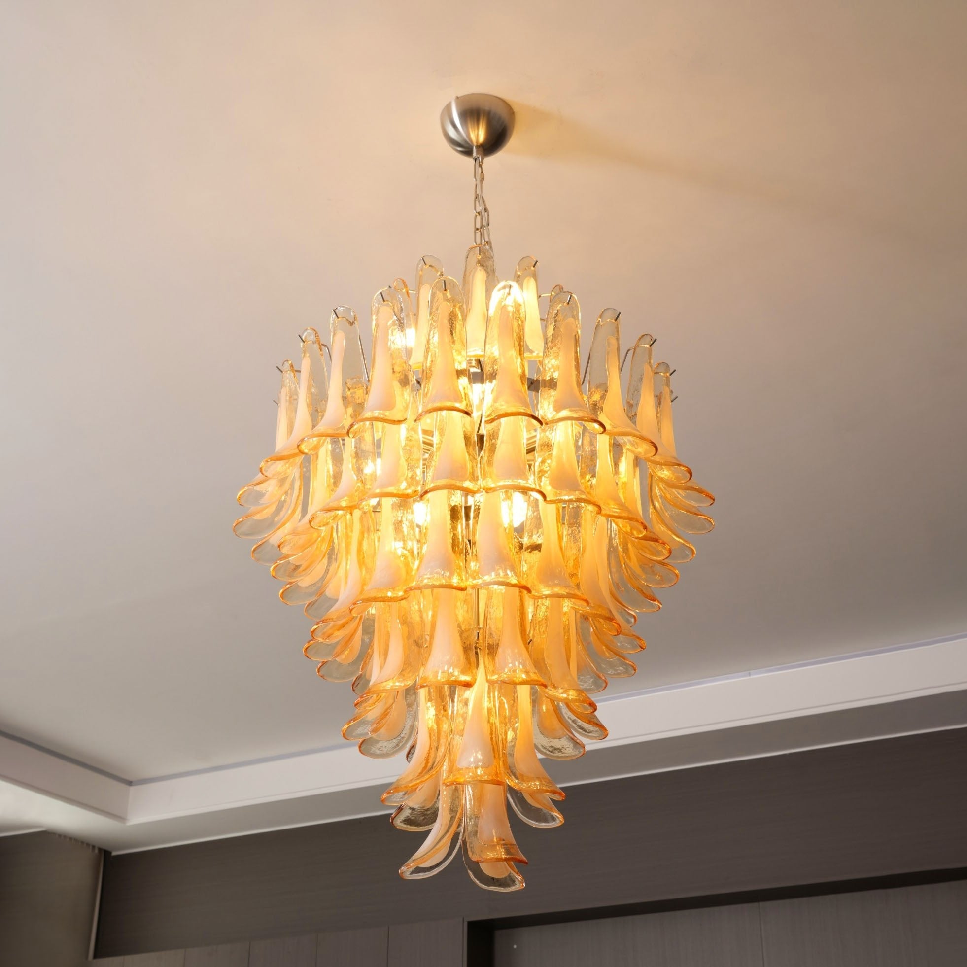 Бурштинова хмара. Люстра-пелюстка з муранського скла.