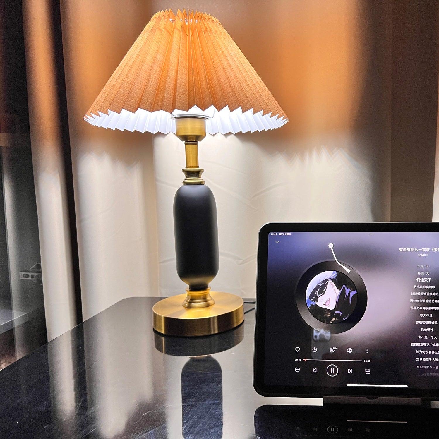 Классическая антикварная настольная лампа