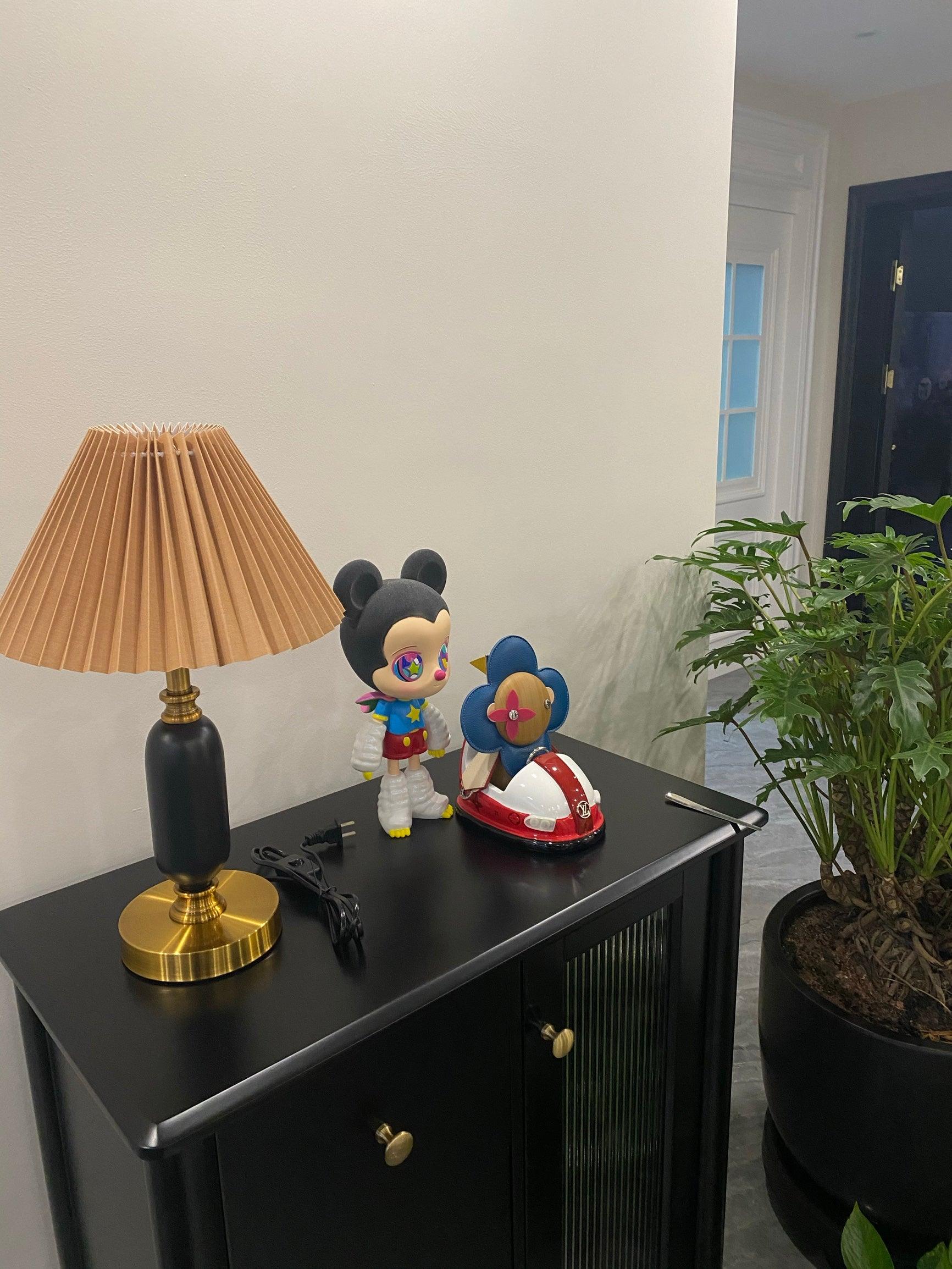 Классическая антикварная настольная лампа