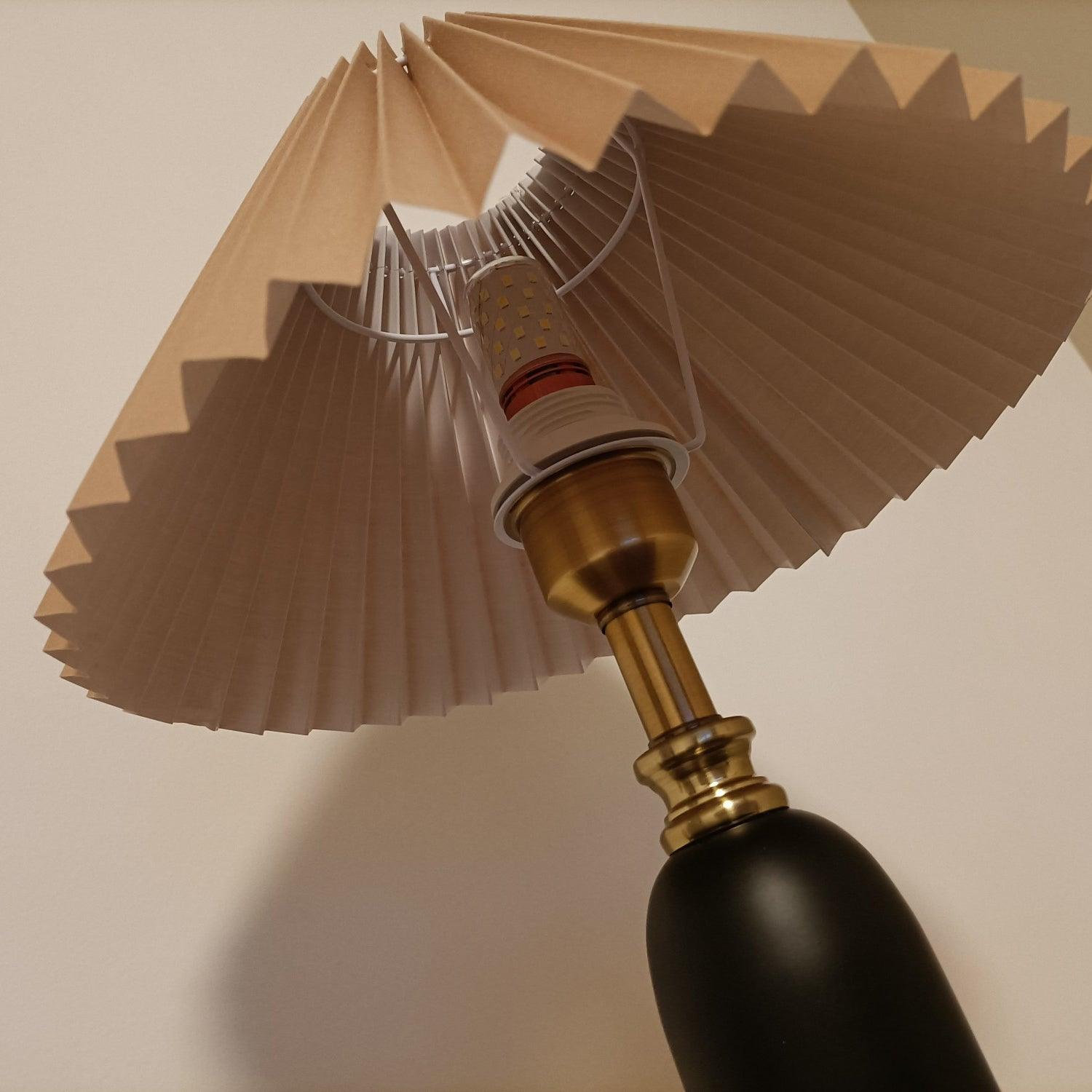 Классическая антикварная настольная лампа