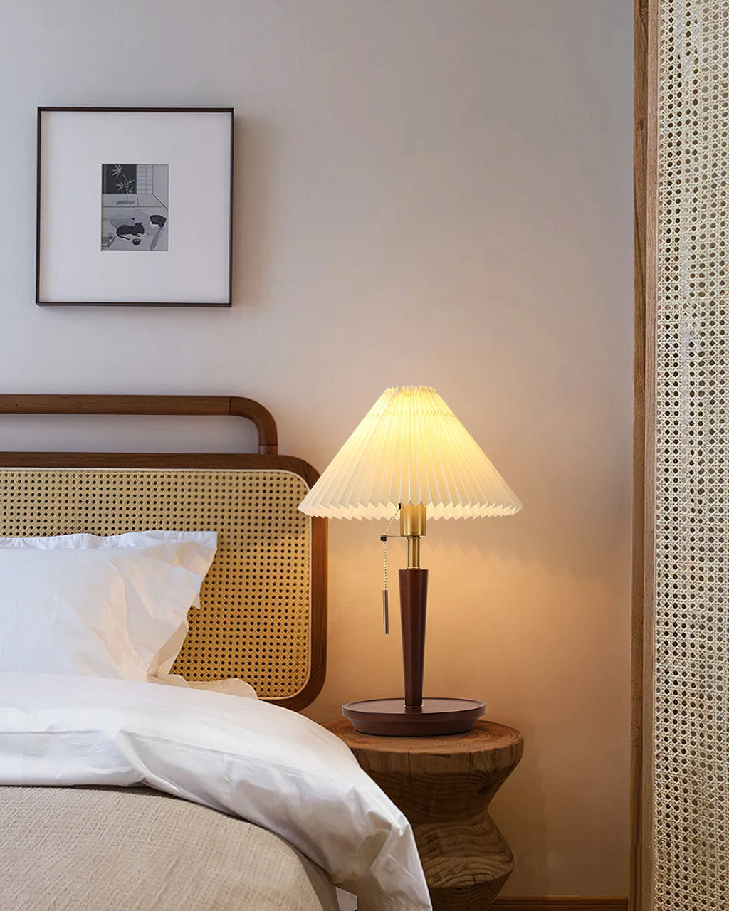 Настольная лампа из плиссированной ткани в форме конуса