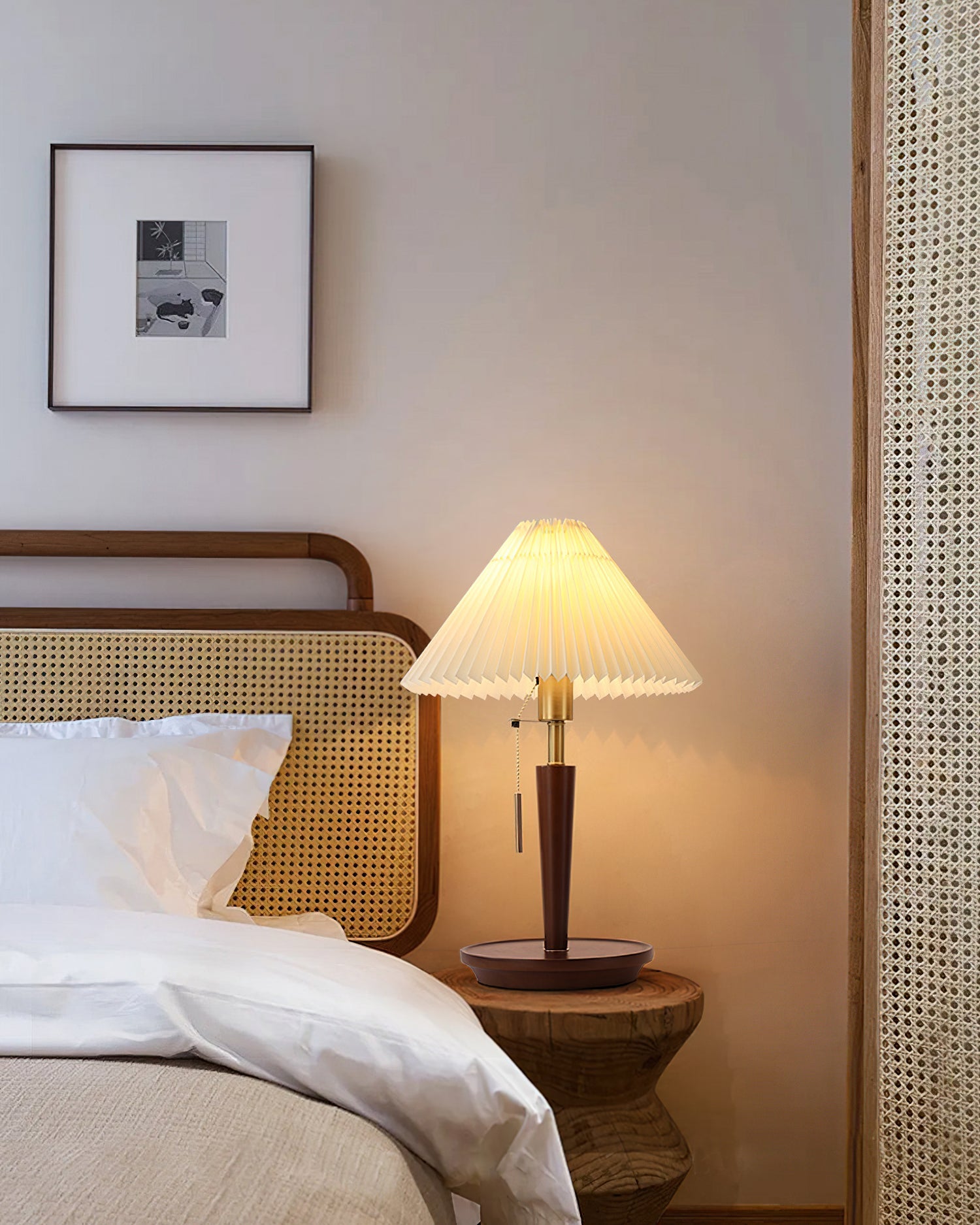 Настольная лампа из плиссированной ткани в форме конуса