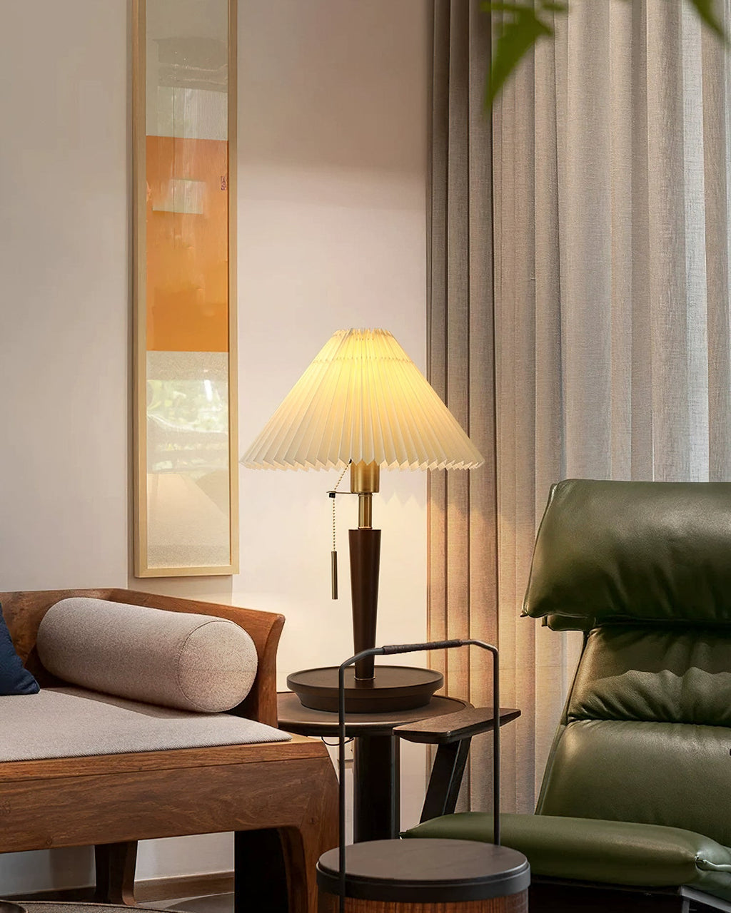 Настольная лампа из плиссированной ткани в форме конуса