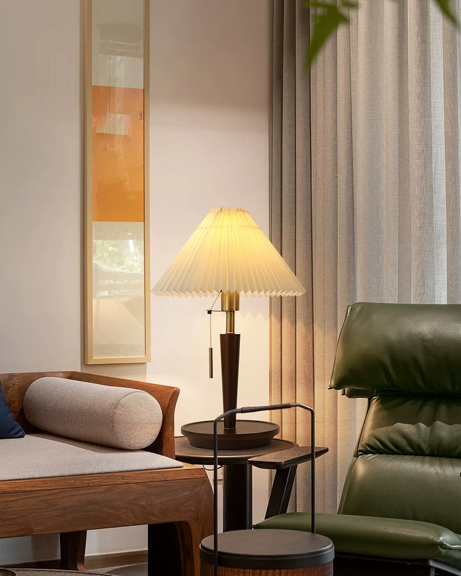 Настольная лампа из плиссированной ткани в форме конуса