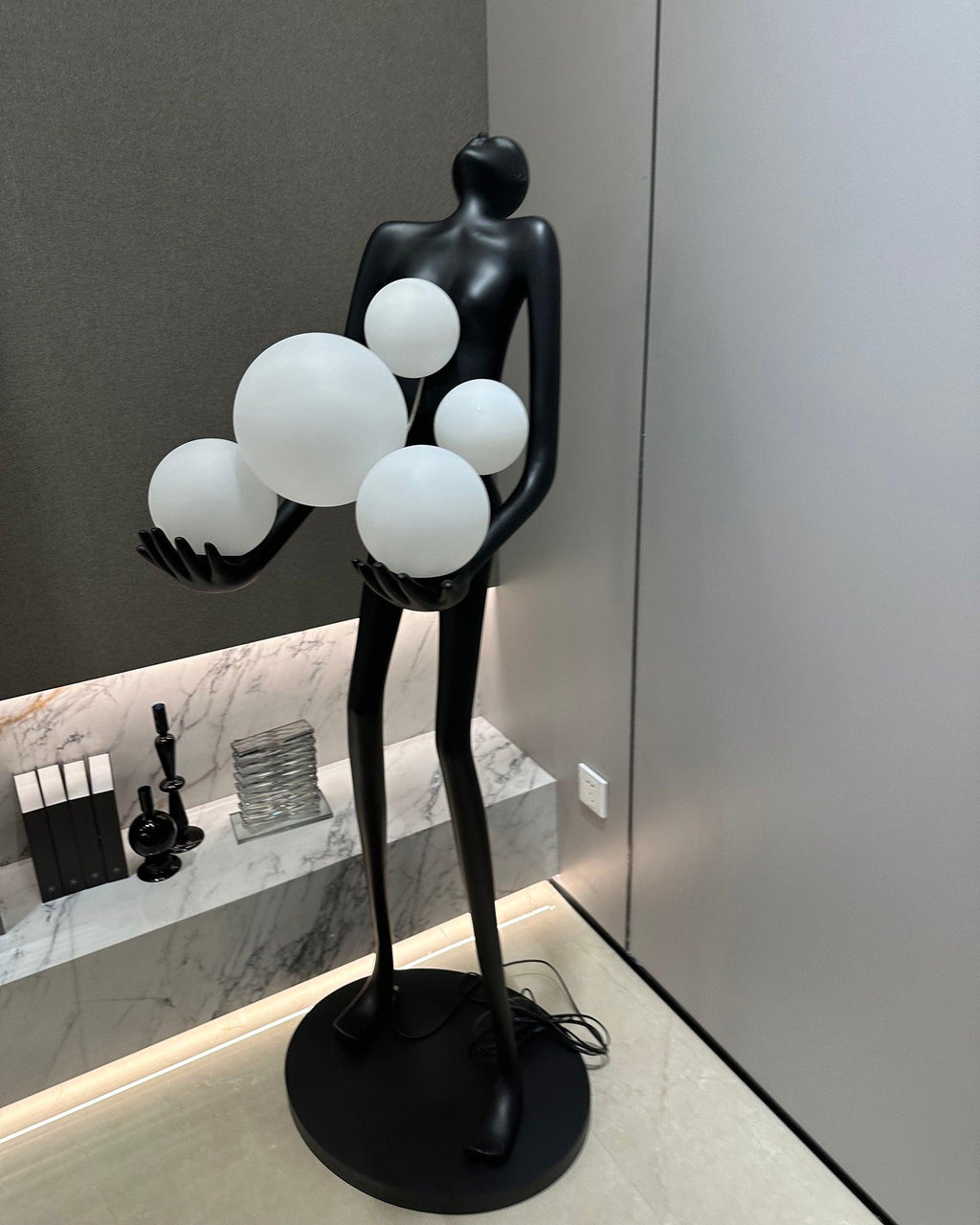 Напольный светильник Embrace Sculpture