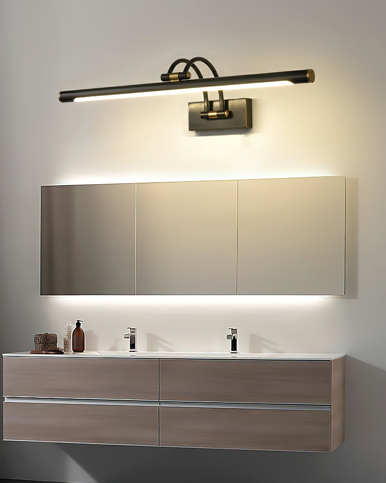 Лінійний настінний світильник для ванної кімнати