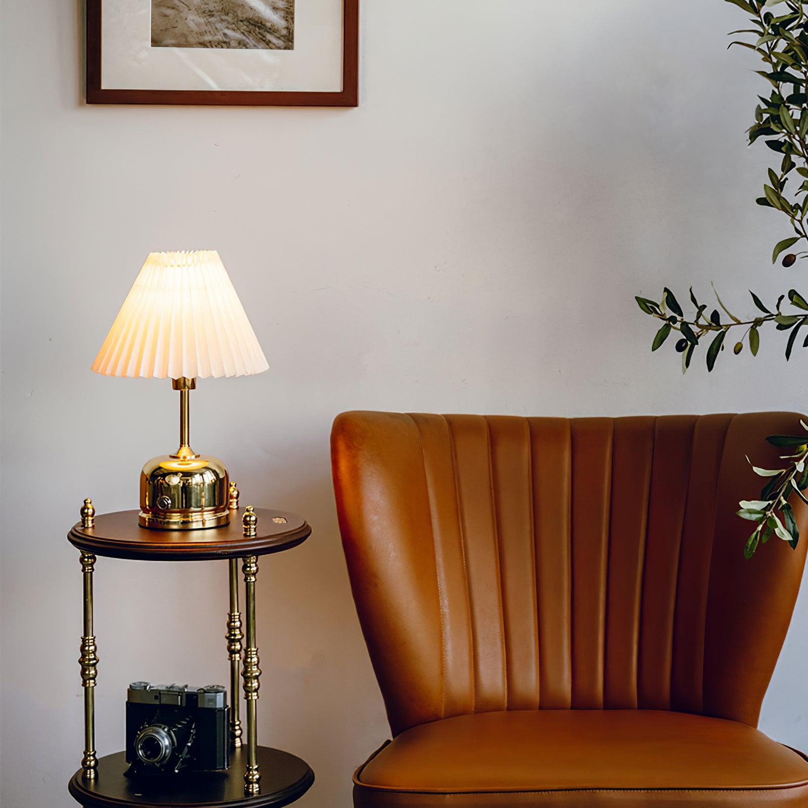 Металлическая антикварная настольная лампа