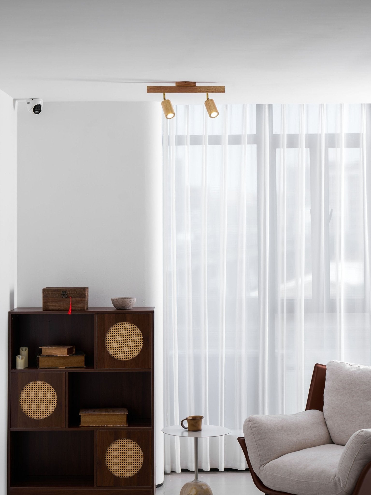 Точковий світильник з дерев'яною балкою