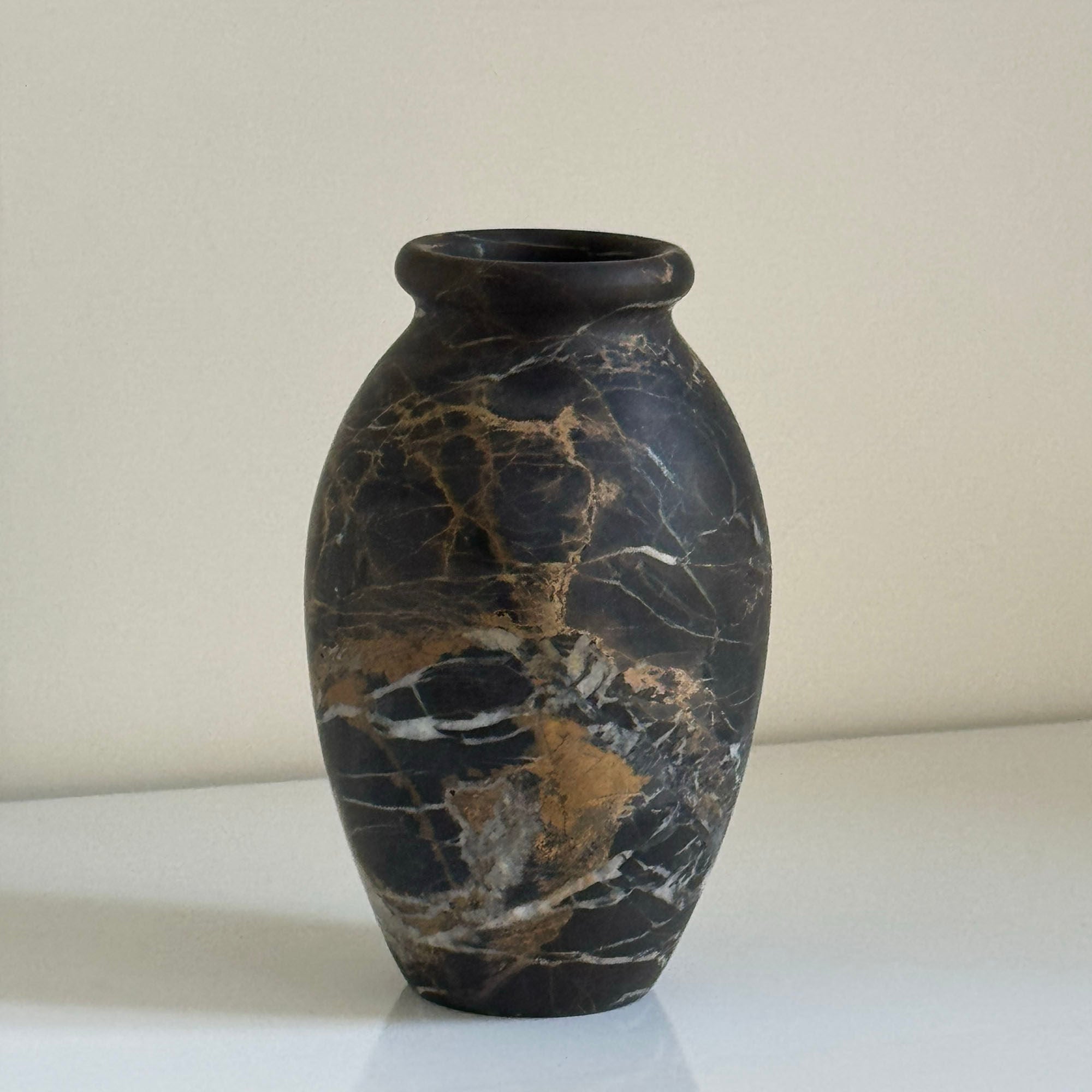 Noir Vein Stone Vase - Vakkerlight