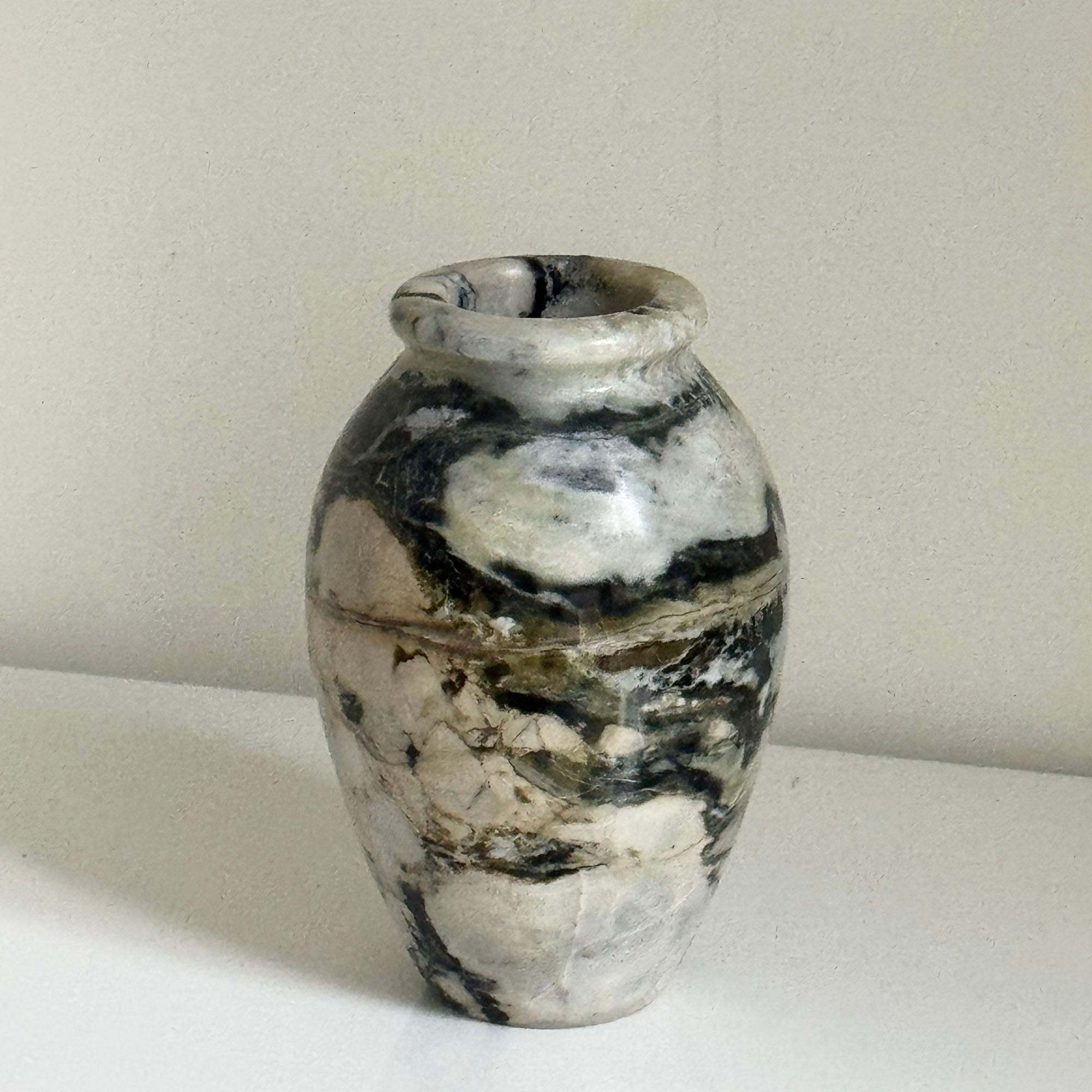 Noir Vein Stone Vase - Vakkerlight