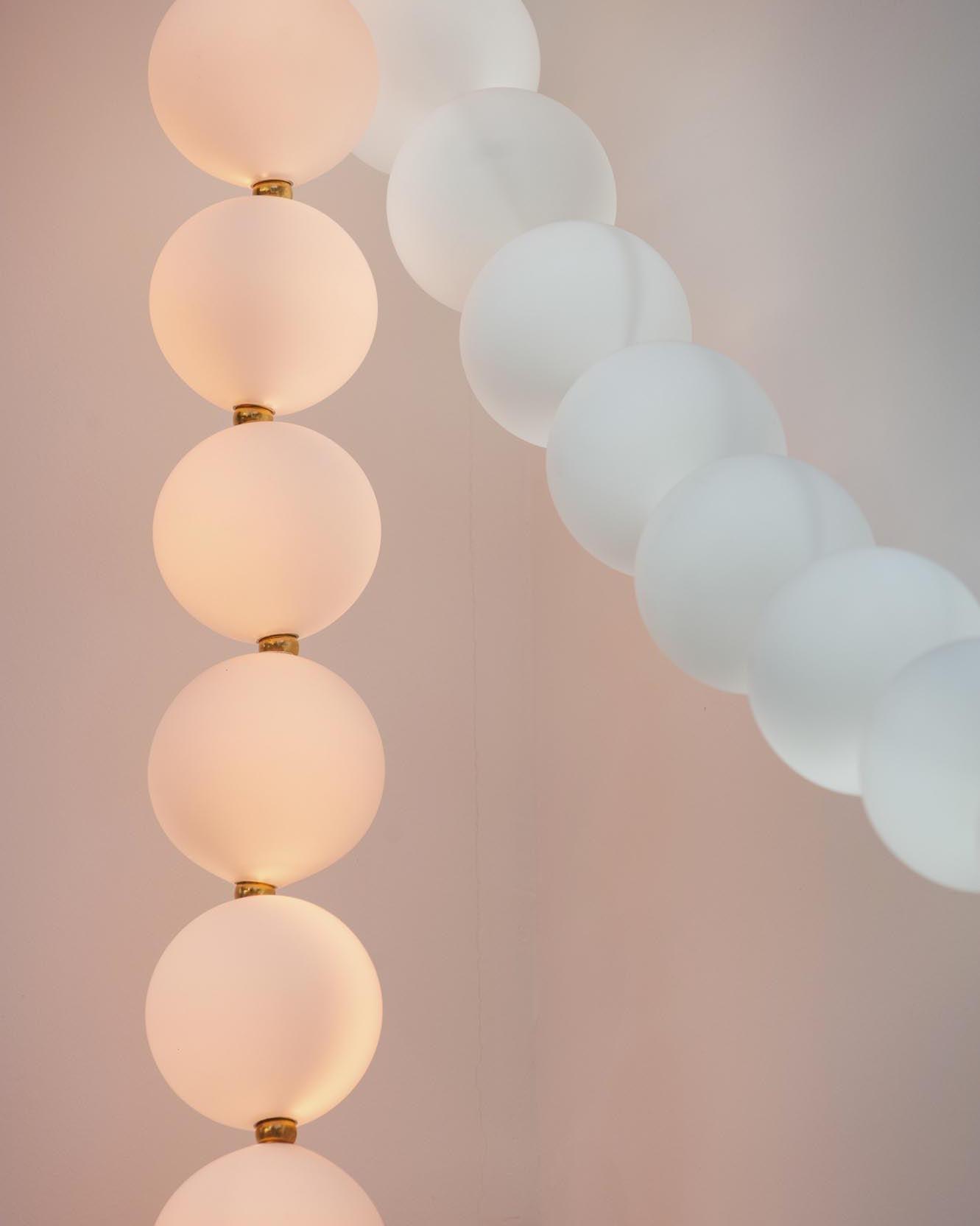 Люстра-шар из жемчужных бус
