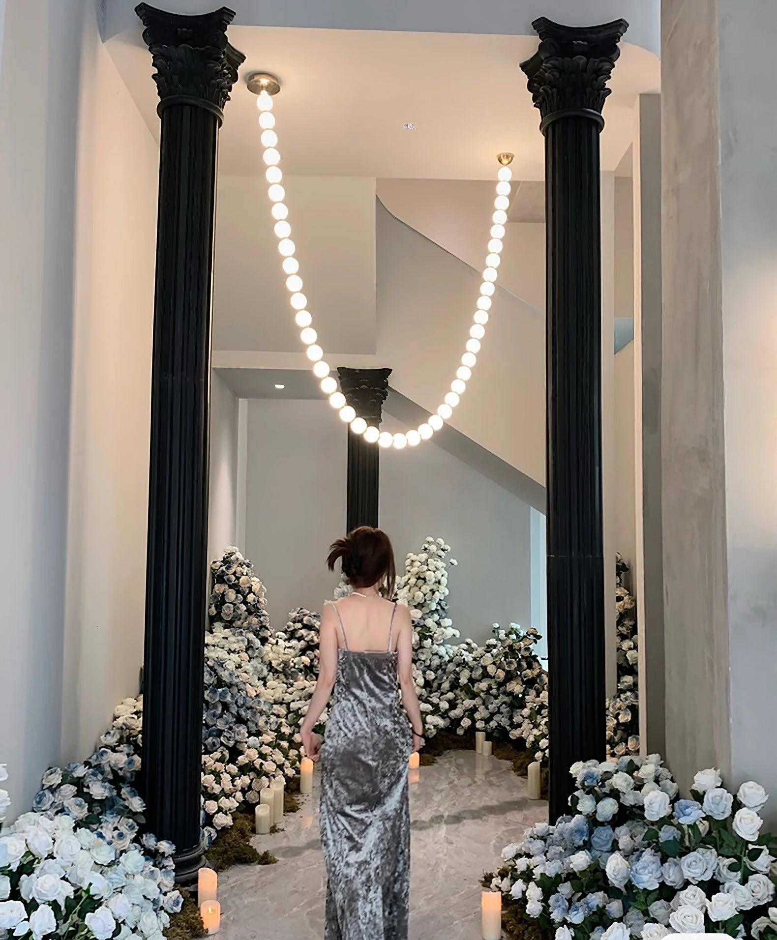Люстра-шар из жемчужных бус