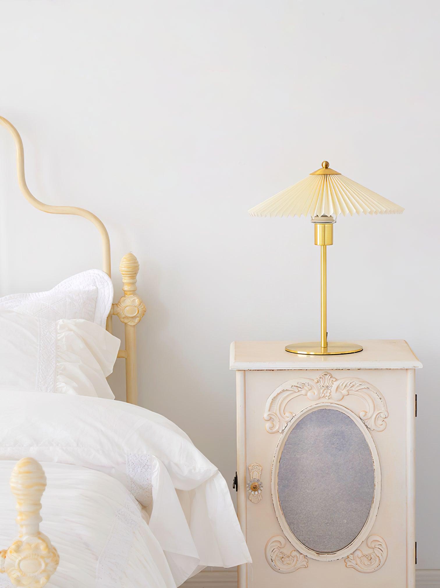 Настольная лампа Perla со складчатым абажуром