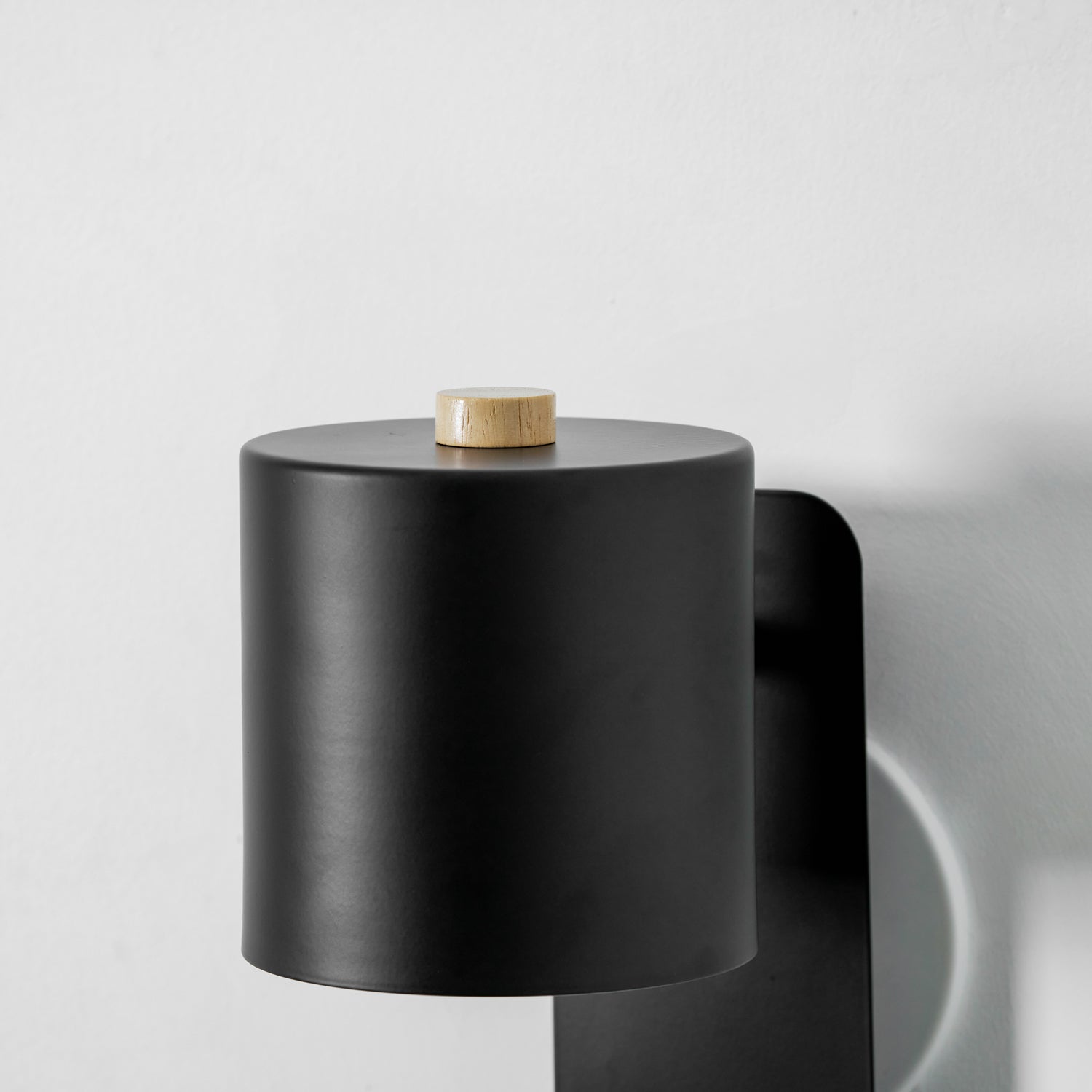 Поворотний циліндричний настінний світильник, що підключається до розетки