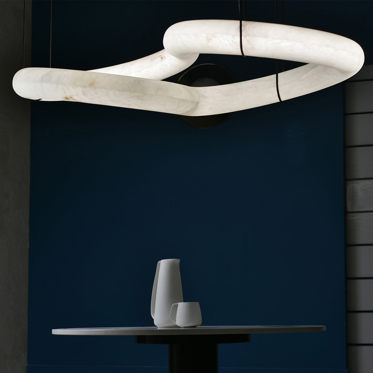 Обтічний алебастровий підвісний світильник