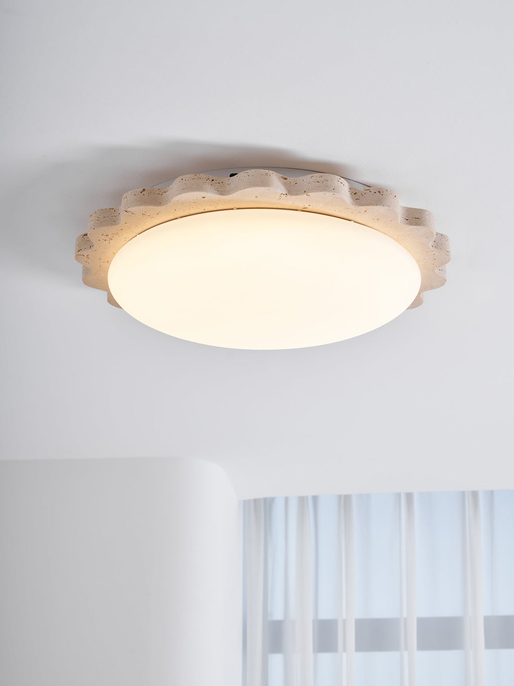 Потолочный светильник из травертина Scallop Edge