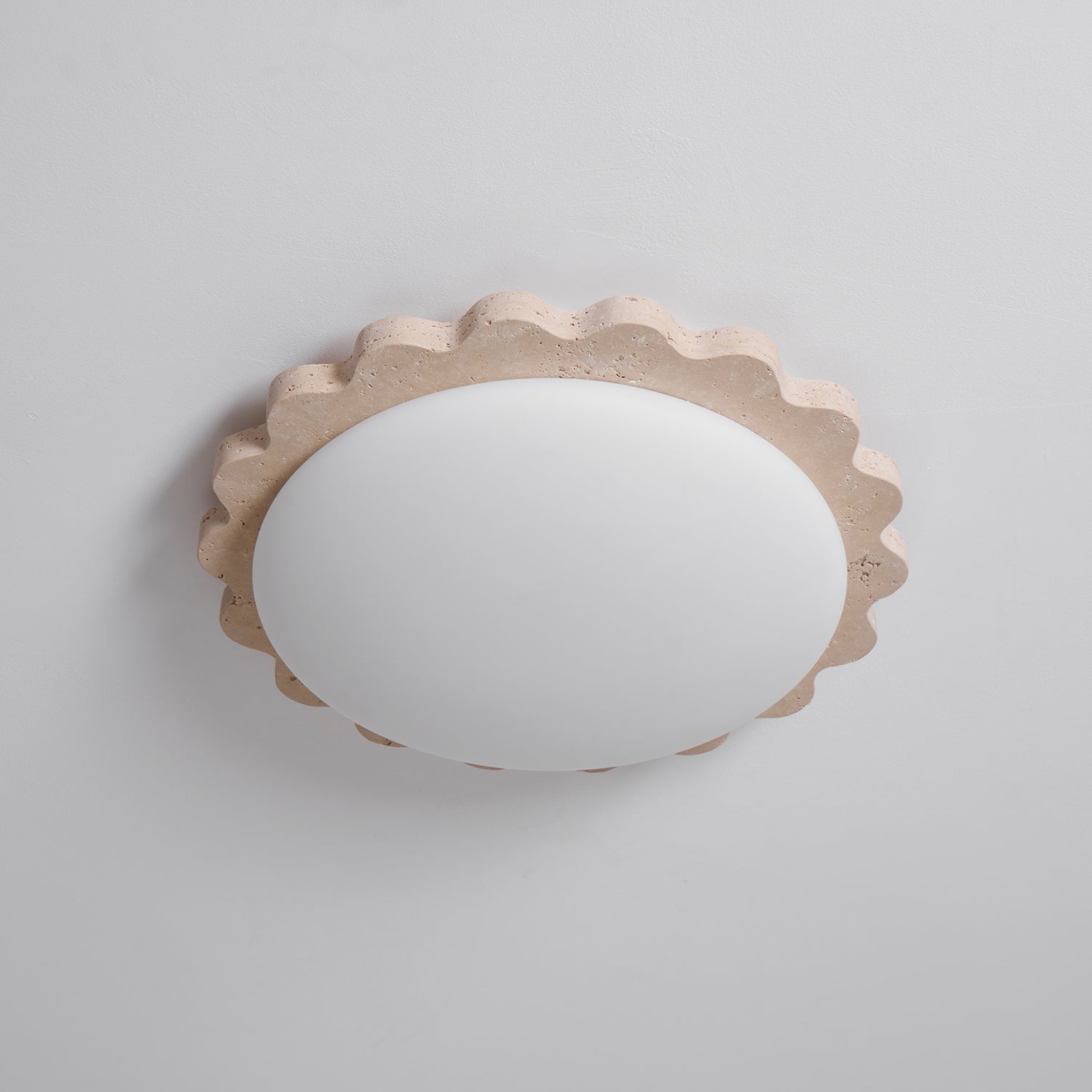 Потолочный светильник из травертина Scallop Edge