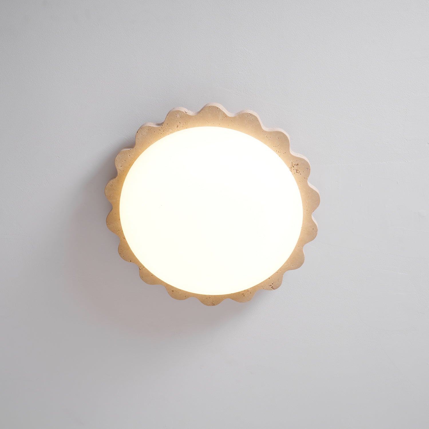 Потолочный светильник из травертина Scallop Edge