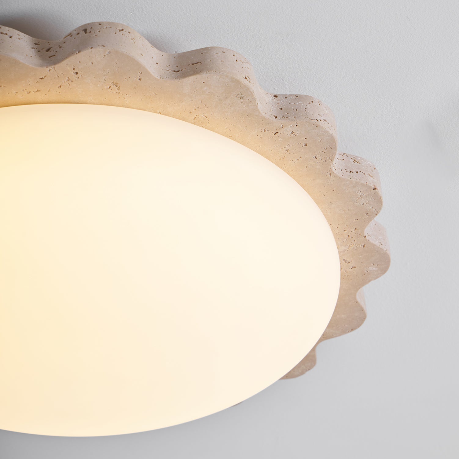 Потолочный светильник из травертина Scallop Edge