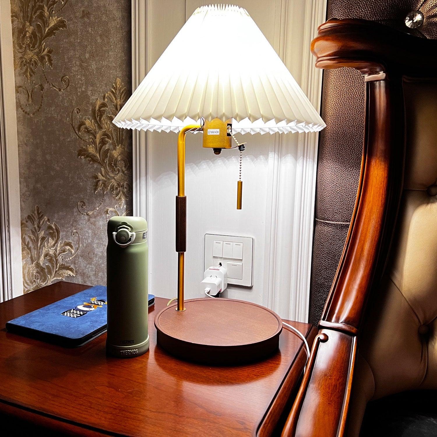 Настольная лампа в стиле ретро из дерева