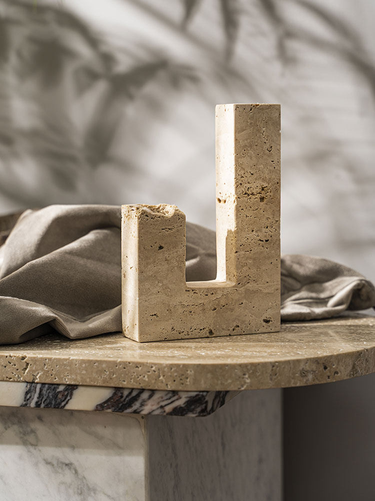 Подсвечник из желтого травертина